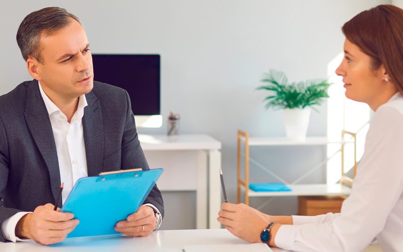 Por qué es tan complicado para los jóvenes hallar empleo en este momento (y qué habilidades requieren para triunfar, según un experto de LinkedIn)